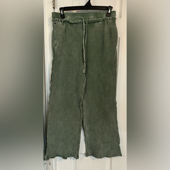 Mono B Pants - Wild Oak Boutique 
brand: mono b 
jogger/lounge pant
Size small
Color green